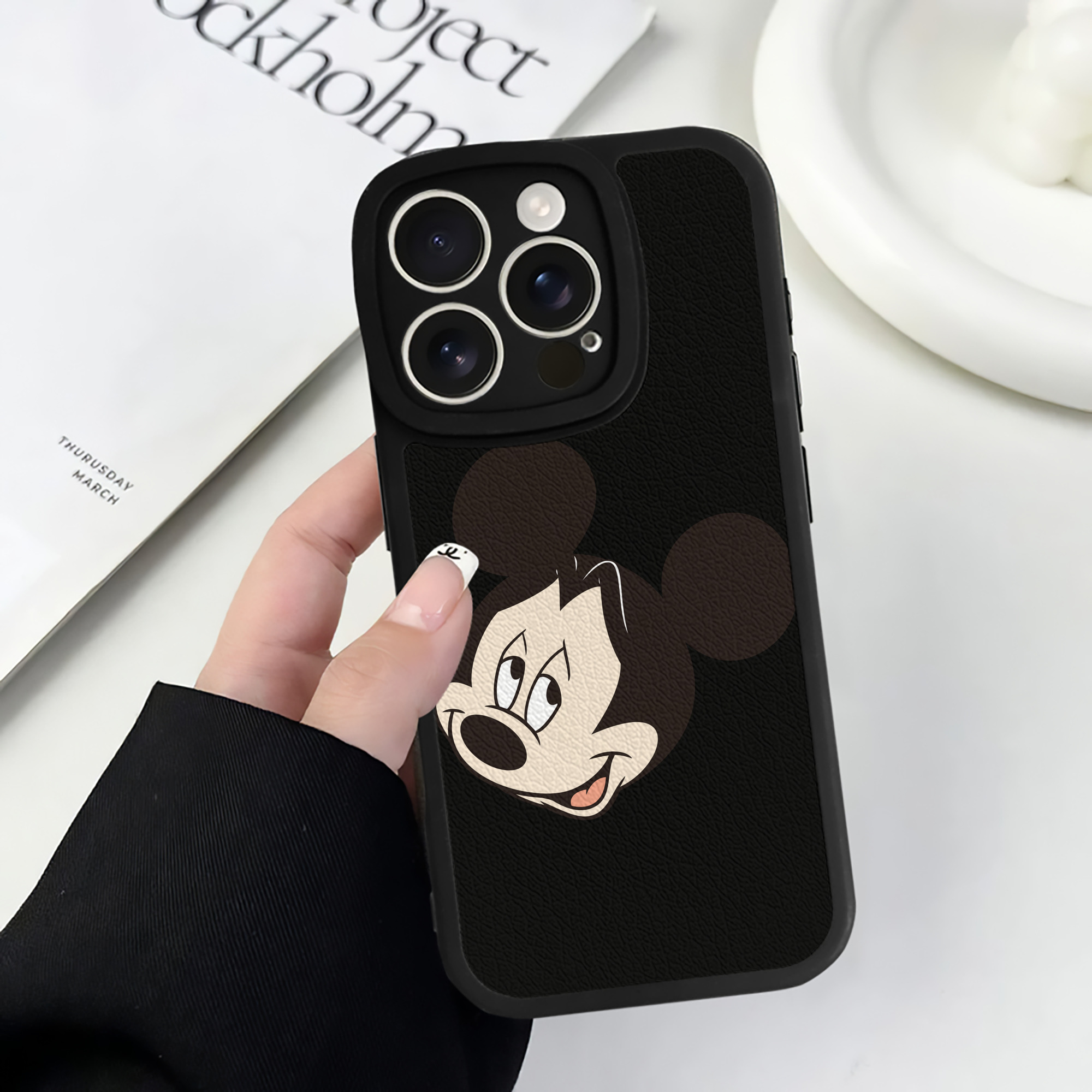 （画像用） ミッキーマウス Mickey Mouse 【iPhone 16シリーズ対応】シリコンスマホケース（レザー調） 材質：シリコン
